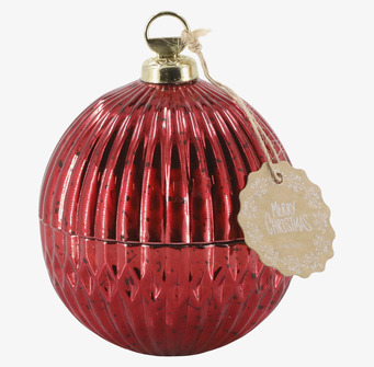 Bild på röd julkula med räfflor och etikett i vintermiljö