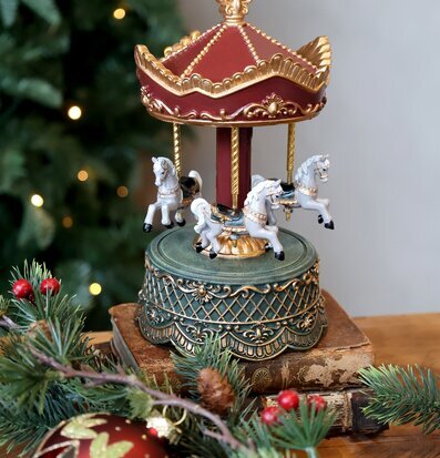 Bild på speldosa med karusellmotiv och juldekorationer