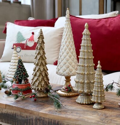 Bild av julgransarrangemang och mysig julmiljö i vardagsrum