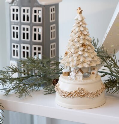 Bild av juldekorationer med speldosa och vintermiljö