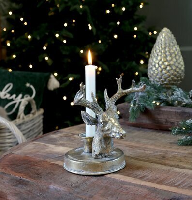 Bild av varm vintermiljö med ljusstake och juldekorationer