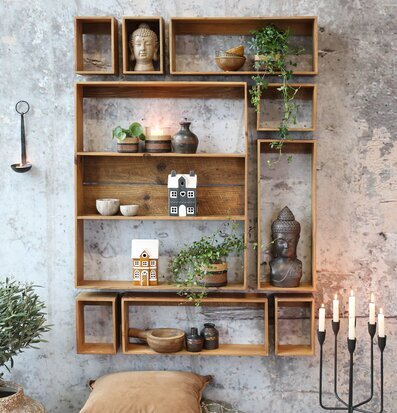 Bild: Inspirerande väggmonterad hylla med keramik och växter