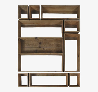 Bild av väggmonterade hyllor i trä med nio olika boxar