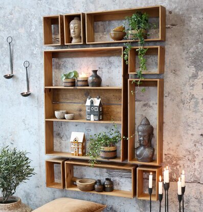 Bild: Rustik vägghylla med naturmaterial och varm inredning