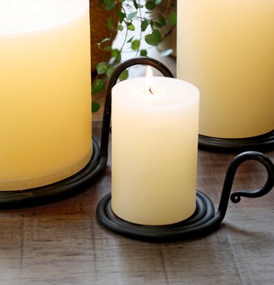 Bild med blockljus och kammarljusstake i mysig miljö