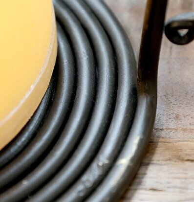 Bild av spiralformad järnbas och blockljus på trägolv