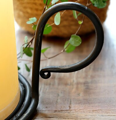 Bild på kammarljusstake för blockljus i metall och trämiljö