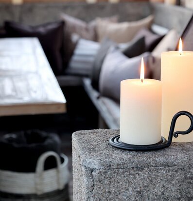 Bild av mysig skandinavisk inredning med levande blockljus