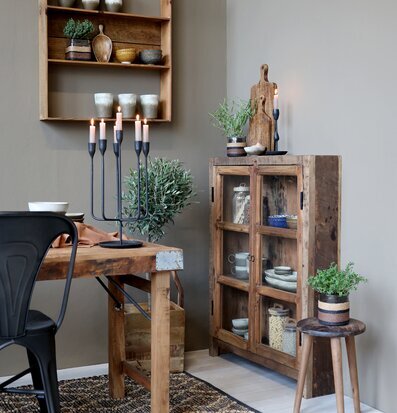 Bild: Harmonisk matplats med rustika detaljer och ljusstake