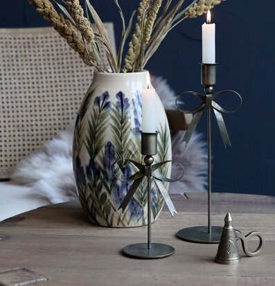 Bild av harmoniskt stilleben med mässingsdetaljer och keramik