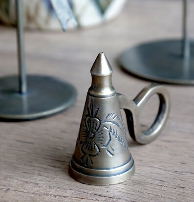 Bild på ljussläckare i antik mässing med handgraverat blommotiv