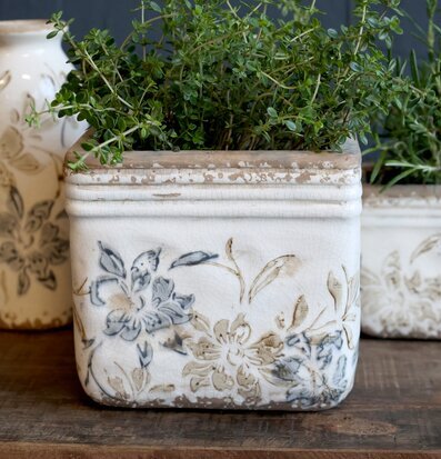 Bild på rektangulär keramikkruka med spräckligt blommönster