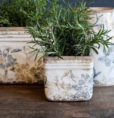 Bild: Dekorativa keramikkrukor med blommönster och växter