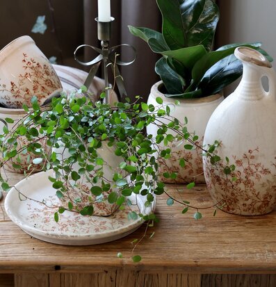 Bild av keramikstilleben med blommönster i skandinavisk stil