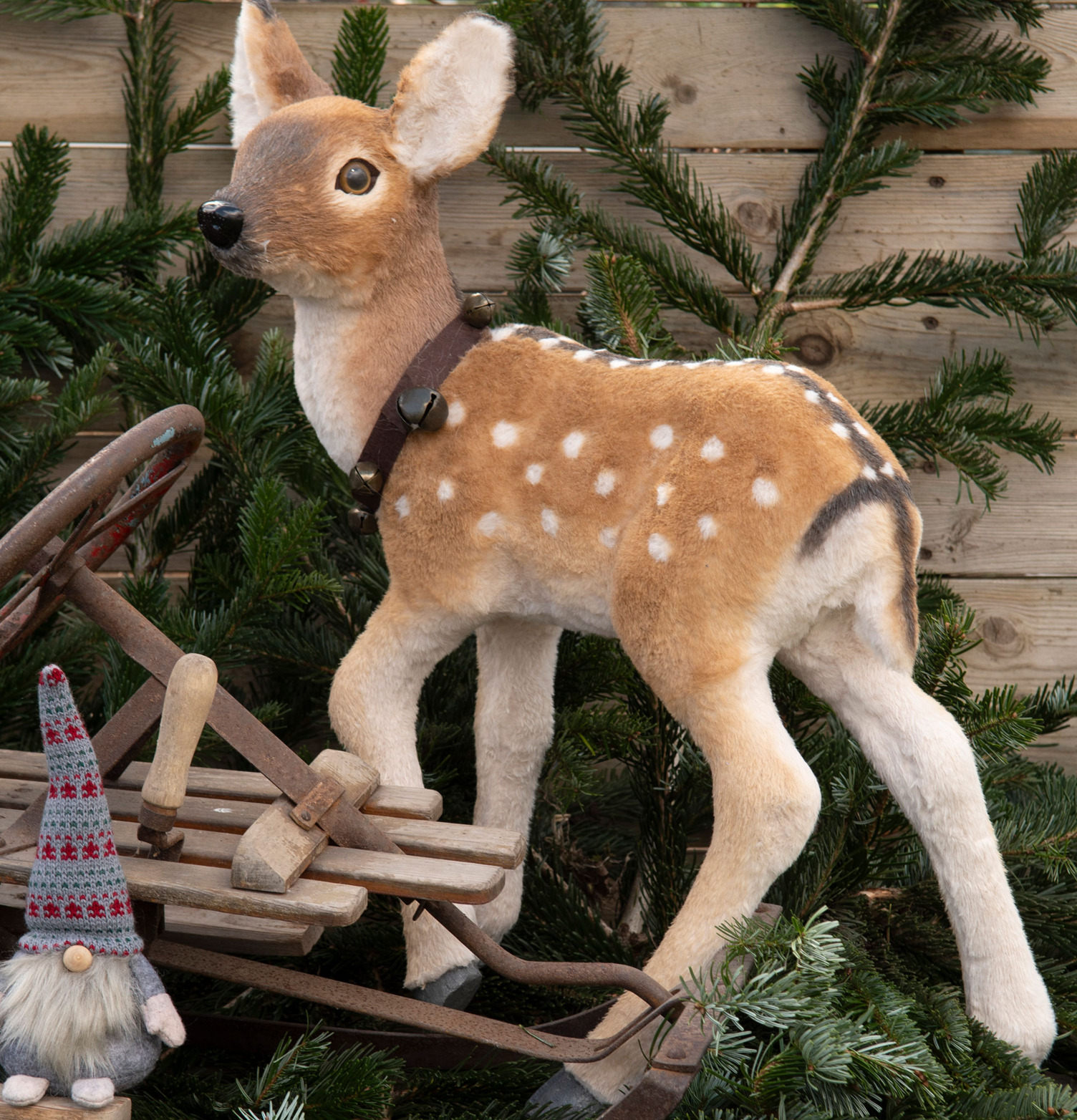 Bild på vinterdekoration med dovhjort, tomte och släde inomhus