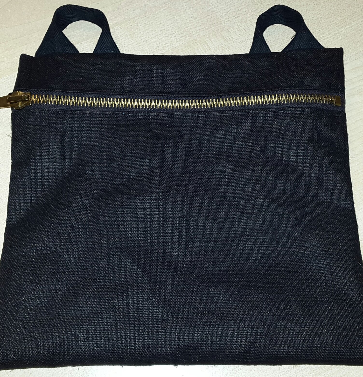 Foto av stilren och funktionell svart väska med dragkedja