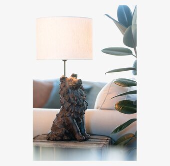 Bild: Unik bordslampa med hundskulptur i rustik hemmiljö