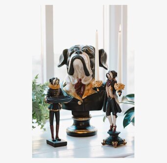 Bild: Bulldogbyster och figurer i lekfull inredningsmiljö