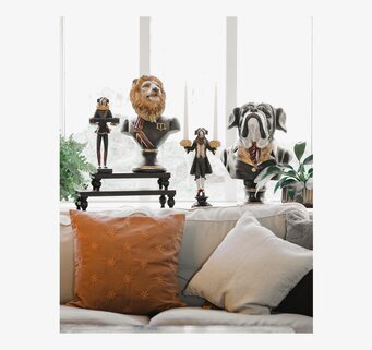 Bild: Hemtrevligt vardagsrum med djurfigurer och ljusstake