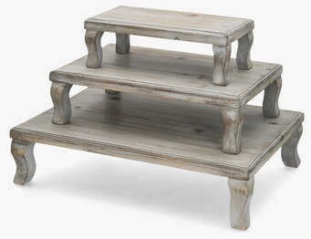 Bild på stapelbara piedestalbord i grått trä, tre storlekar