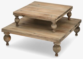 Bild på två mörkbruna fyrkantiga piedestalbord i massivt trä