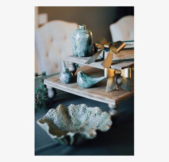 Bild på dekorativt stilleben med piedestalbord och keramik