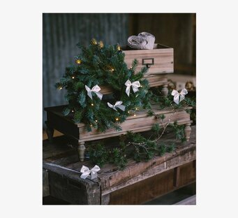 Bild på stämningsfullt arrangemang med piedestalbord och dekoration