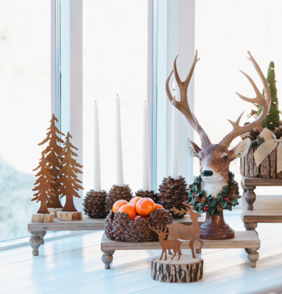 Bild på piedestalbord med naturinspirerad säsongsdekoration