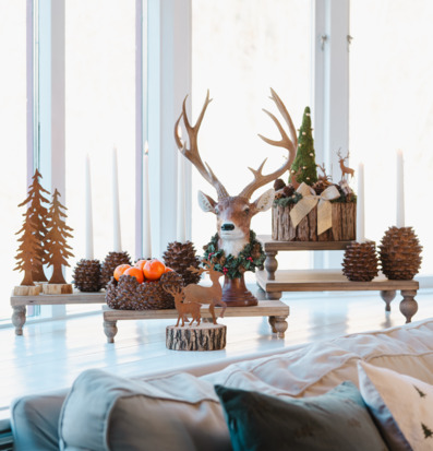 Bild: Ljust vardagsrum med piedestalbord och naturnära dekorationer