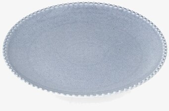 Bild av rund blå tallrik med dekorativ kant och glaserad yta