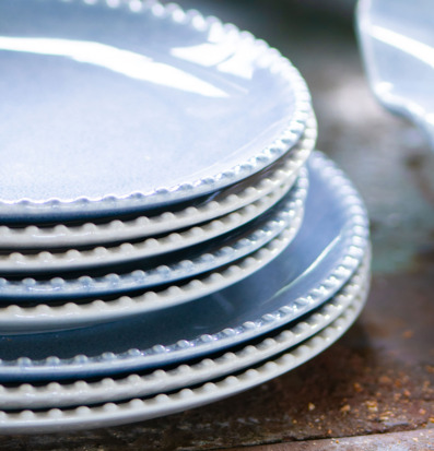 Bild av blå assietter med vågig kant på rustikt bord