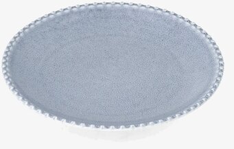 Bild på rund assiett med blågrå glasyr och dekorativ kant