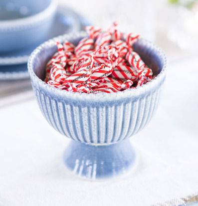 Bild på blå skål med karameller och matchande dukning