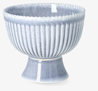Bild av elegant skål på fot med blå glasyr och rillmönster