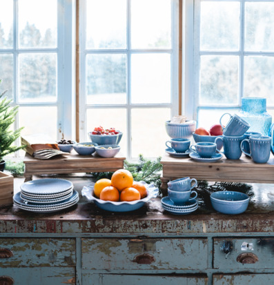 Bild på uppdukat fönsterbord med blått porslin och glas