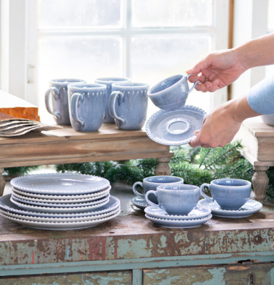 Bild av ljust dukat bord med blått porslin och naturdetaljer