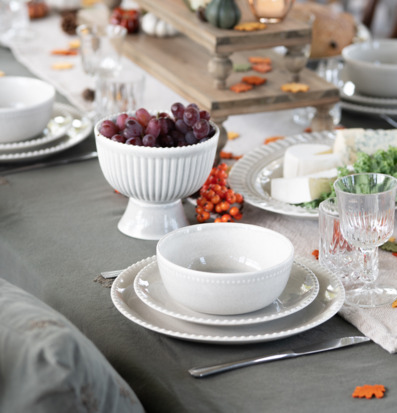 Bild på stilrent dukat matbord med hösttema och detaljer