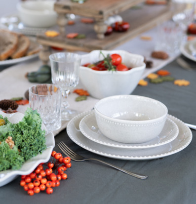 Bild på dukat bord med höstdekoration och elegant porslin