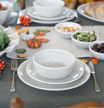 Bild av höstig dukning med keramik och eleganta detaljer