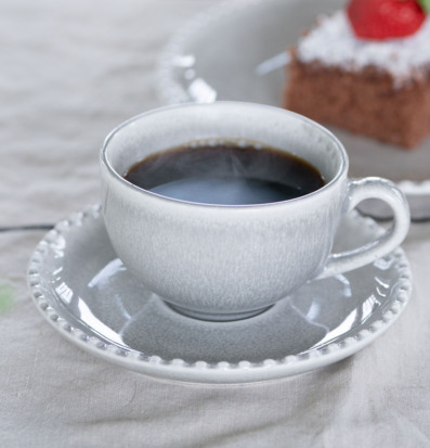 Bild av rofylld fikastund med keramik och chokladkaka