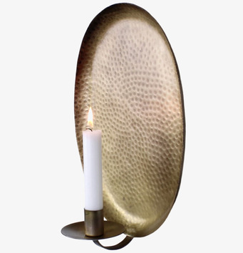 Bild på dekorativ väggljusstake i hamrad antik mässing