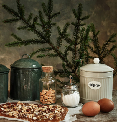 Bild av juligt stilleben med burkar, nötter och knäckbräck