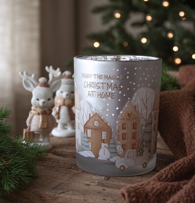 Bild: Julstämning med ljuslykta, renar och granris på träbord