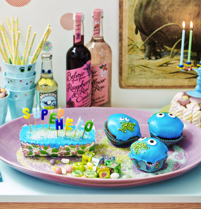 Bild av färgglatt serveringsfat med festliga bakverk