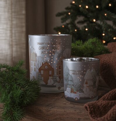 Bild av vinterdekorerade ljuslyktor på rustikt trädträbord