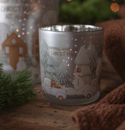 Bild av vintrig ljuslykta med julmotiv och mysig inredning