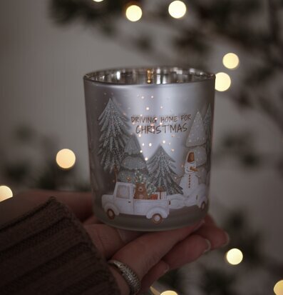 Bild av ljuslykta med vintrigt motiv och varm julstämning