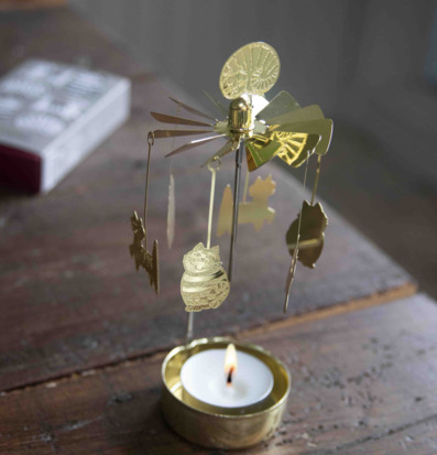 Bild på klassiskt änglaspel med katter och tända värmeljus