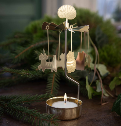 Bild av klassiskt änglaspel med katter och julig vintermiljö