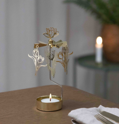 Bild av harmonisk bordsdekoration med gyllene änglaspel